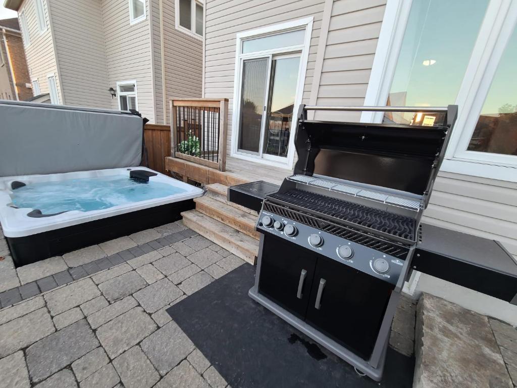 Living the Dream with Inground Heated Pool, Hot Tub, & Beach, Cobourg –  Updated 2024 Prices