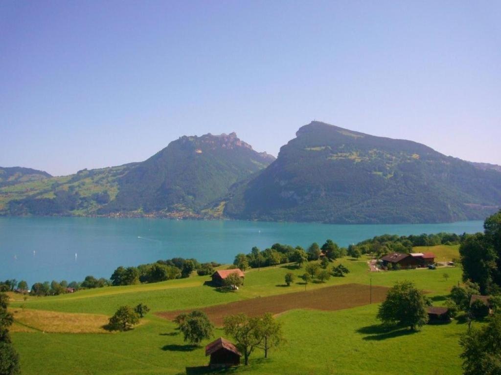 uma vista para um lago com montanhas ao fundo em Ferienwohnung mit wunderschöner Aussicht em Krattigen