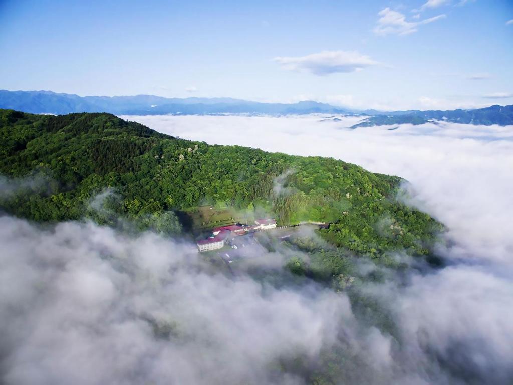 una isla en medio de un campo de nubes en Ikoi no Mura Heritage Minoyama, en Minano