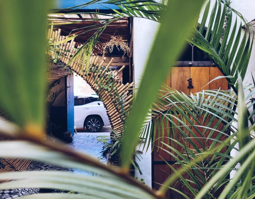 un coche blanco está aparcado en un garaje en Hostal Hoja Santa, en Cholula