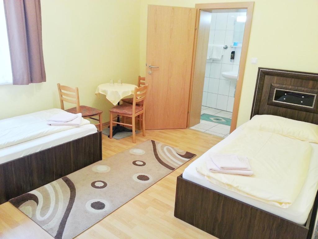 Postel nebo postele na pokoji v ubytování Pension Weisses Lamm