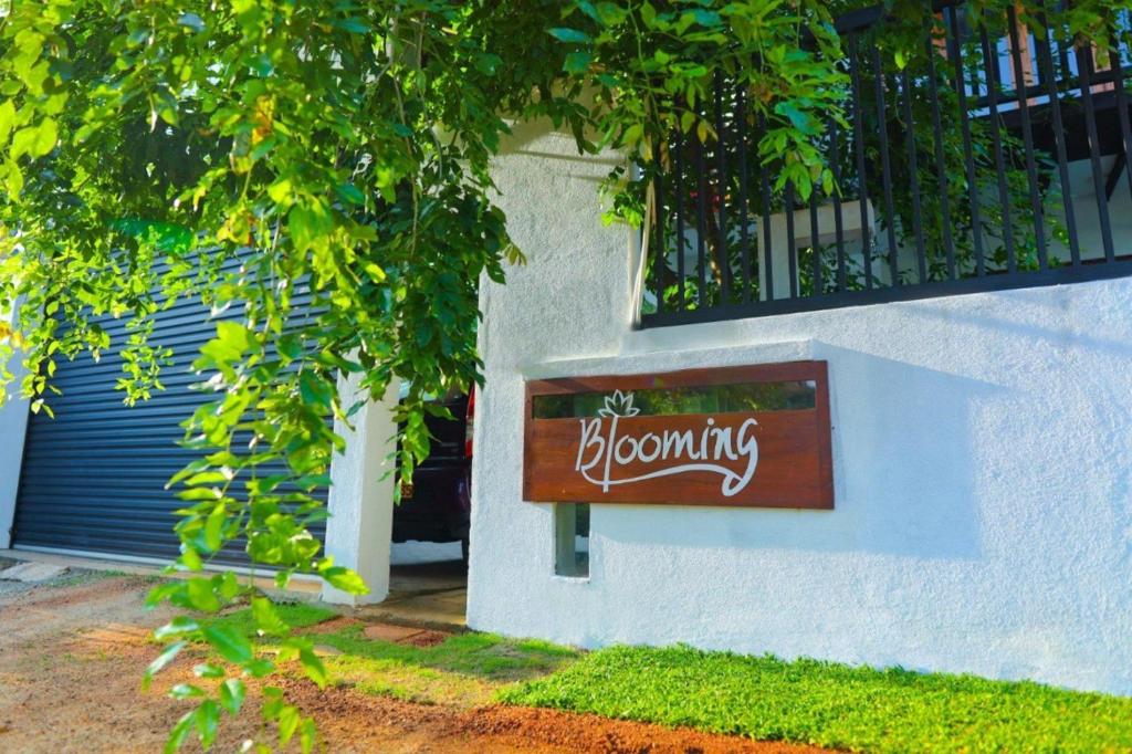 una señal en el lateral de un edificio en Blooming Holiday Resort, en Anuradhapura