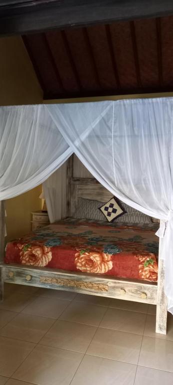 Postel nebo postele na pokoji v ubytování Ulami Guest House Tejakula