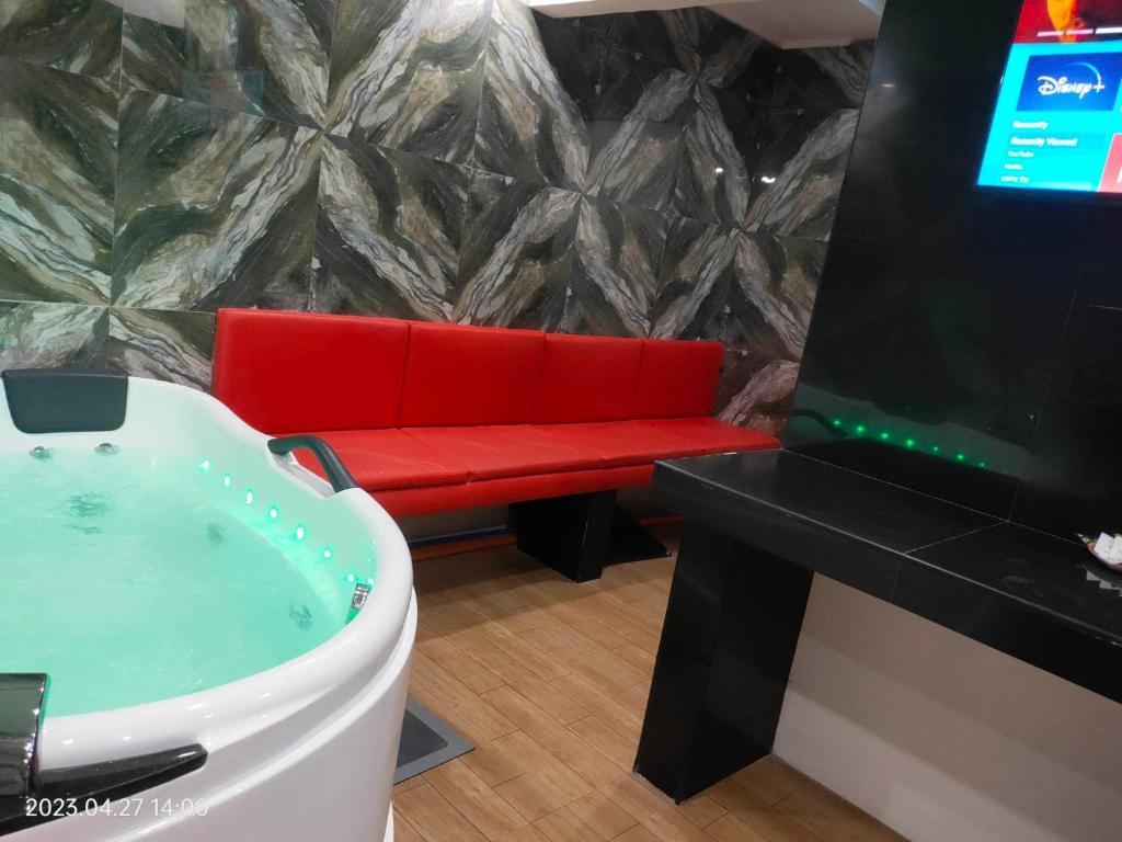 King Rapid Rise Hotel - Deluxe King Room