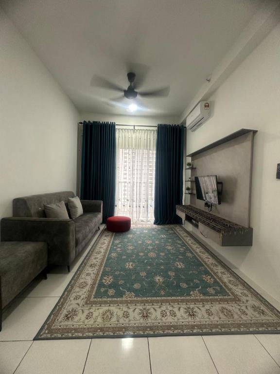 uma sala de estar com um sofá e uma televisão em IQ Homestay Cybersouth with Swimming Pool em Kampung Dengkil