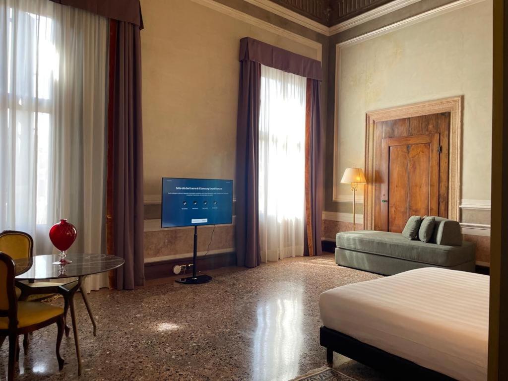 A television and/or entertainment centre at Ca' Vendramin Zago