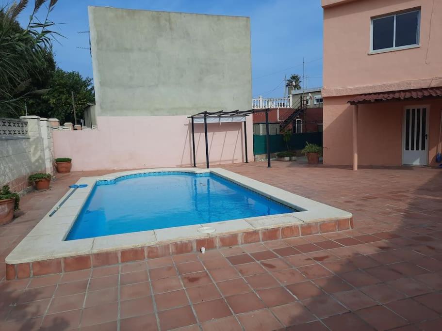 Bazén v ubytování Private villa with heated pool close to the beach. nebo v jeho okolí