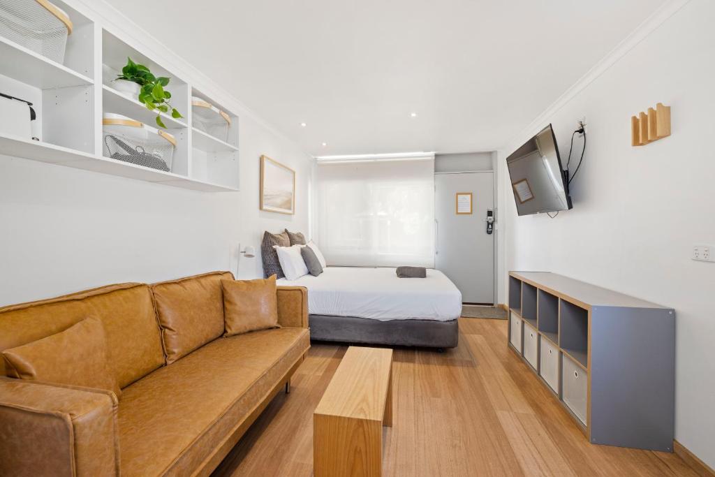 布莱尔高里Pet Room at Moody's的带床和沙发的客厅