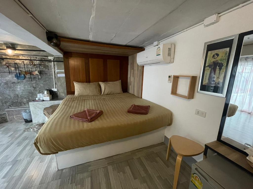 Ban Khlong Phai的住宿－ภูนางฟ้า Angel Hill，一间卧室,卧室内配有一张大床