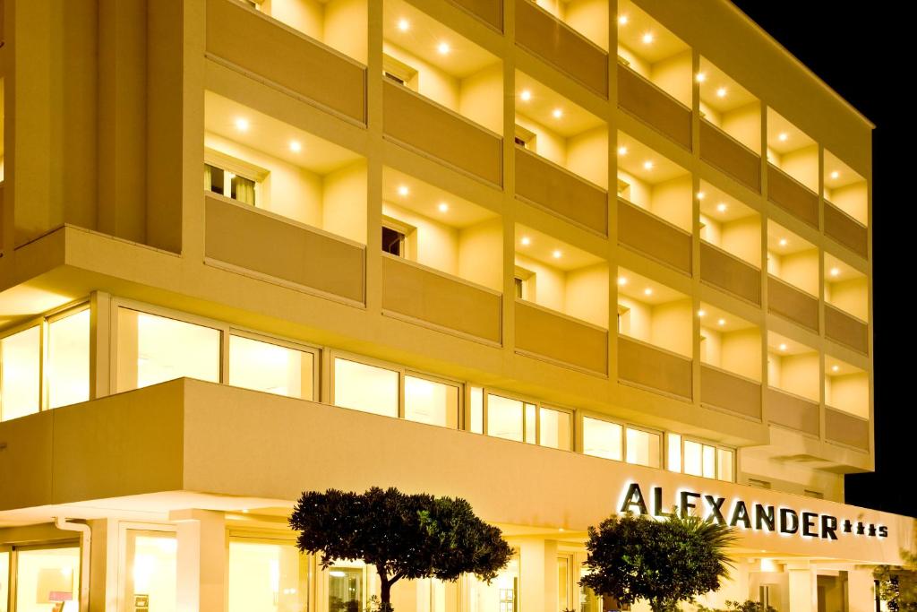 リッチョーネにあるHotel Alexanderの看板が横に建つ大きな建物