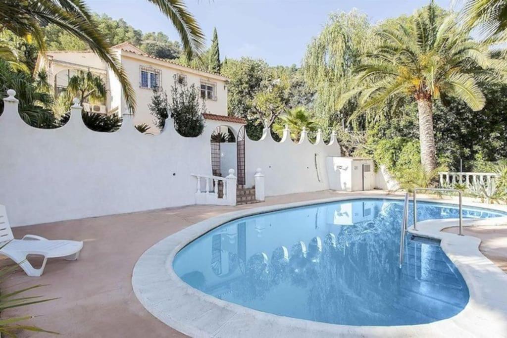 Piscina en o cerca de Lovely villa with heated pool and green garden
