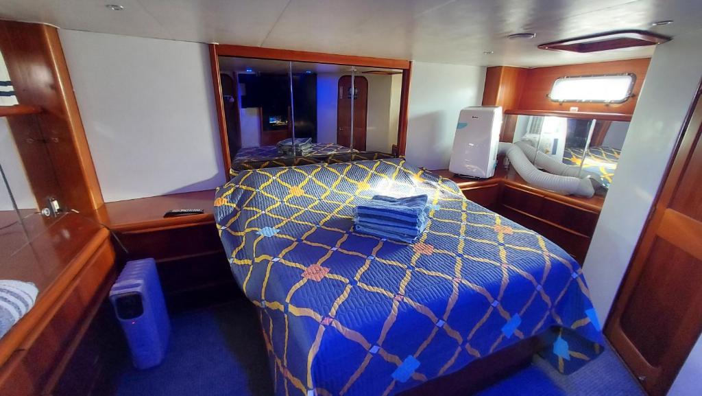 een groot bed in een kamer met een grote spiegel bij COZY CONDO OCEAN 3xDECK YACHT in Brooklyn