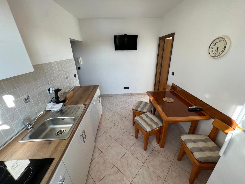 Kuchyňa alebo kuchynka v ubytovaní Beachfront Lovro apartment