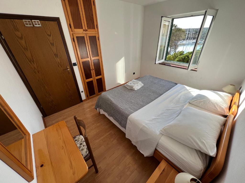 Posteľ alebo postele v izbe v ubytovaní Beachfront Lovro apartment