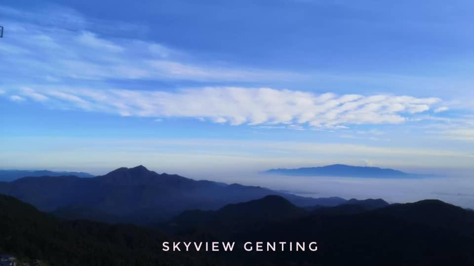 uma vista para as montanhas com um céu azul e nuvens em 15-18 Pax Deluxe Family Room 3R2B,Cloudview,Mountain View, Golden Hills Resort , Genting Highlands em Genting Highlands