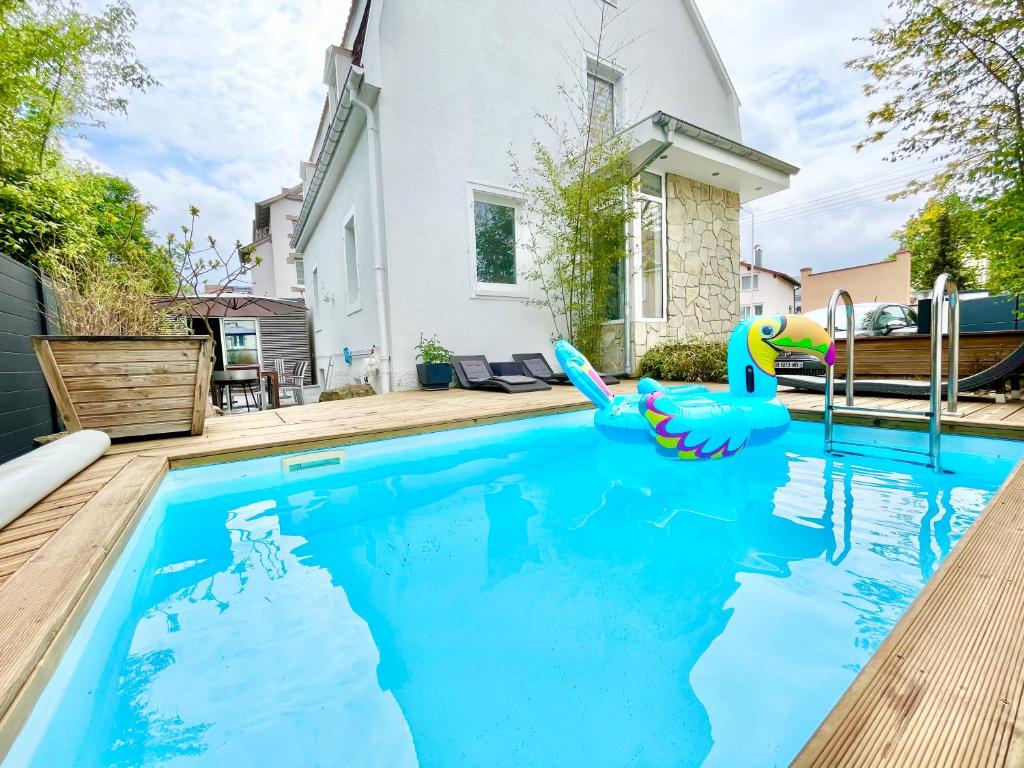 una piscina con un tobogán en una casa en Charmante maison - centre-ville Colmar, en Colmar