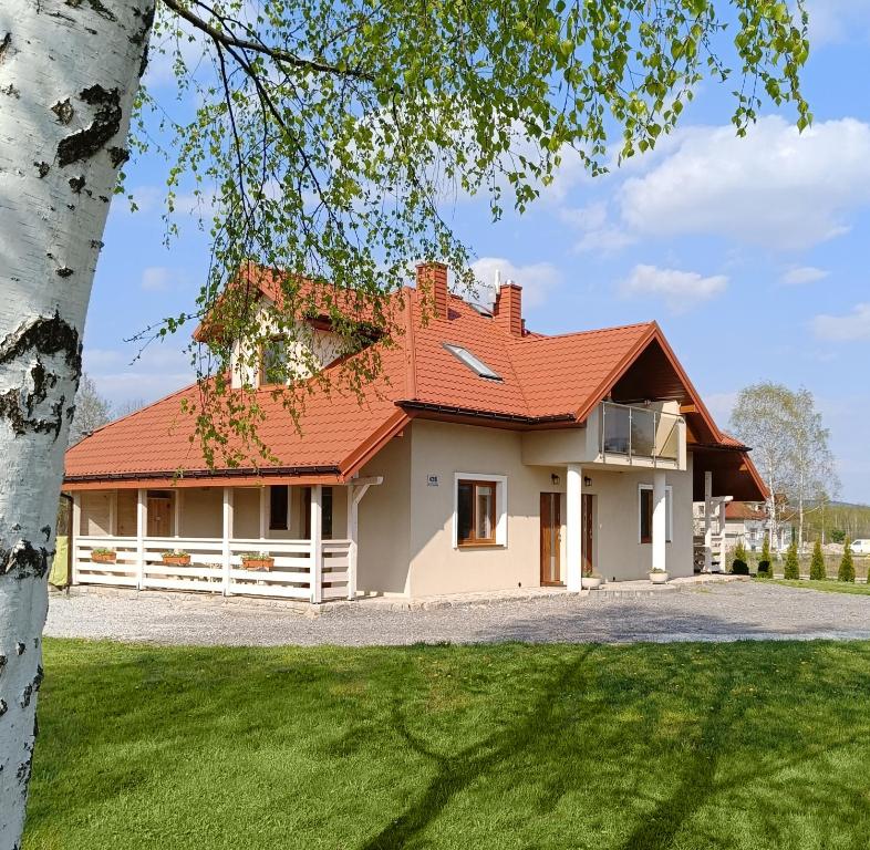 une maison avec un toit orange dans l'établissement Agroturystyka Serce Łysicy, à Święta Katarzyna