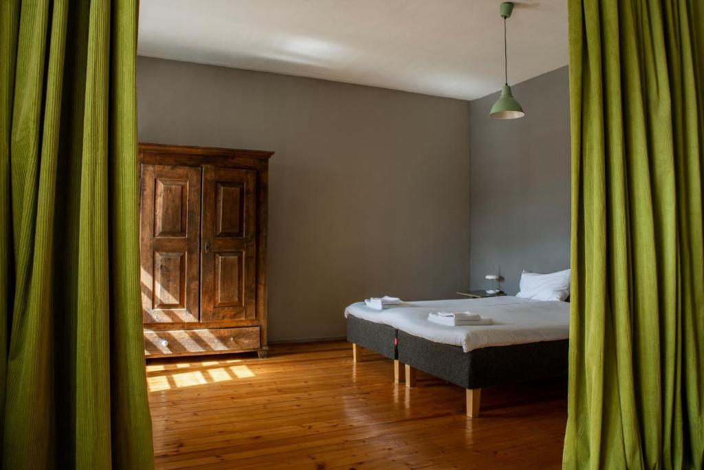 Postel nebo postele na pokoji v ubytování Bookinn B&B Welcome to Vilnius' Old Town