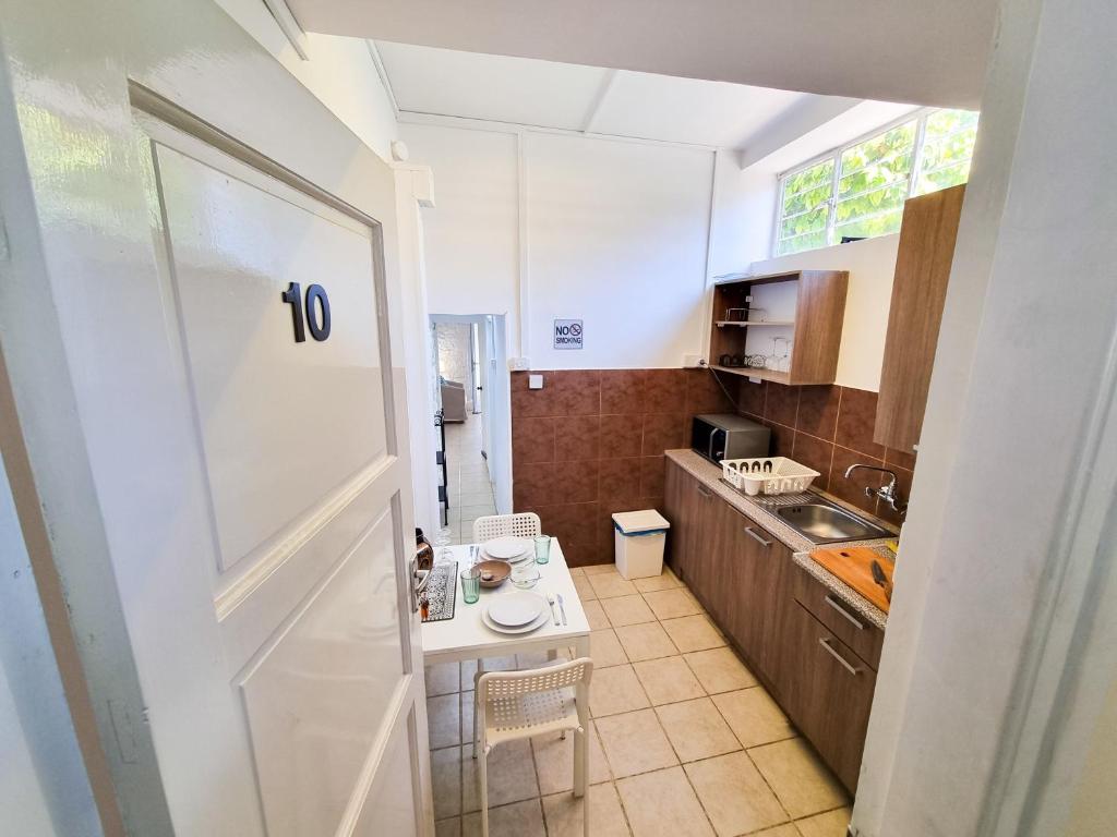 Kuchyň nebo kuchyňský kout v ubytování Aladdin's Hostel