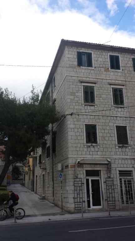 Budova, v ktorej sa apartmán nachádza