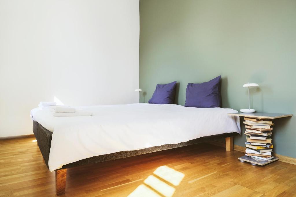 Postel nebo postele na pokoji v ubytování Bookinn B&B Welcome to Vilnius' Old Town