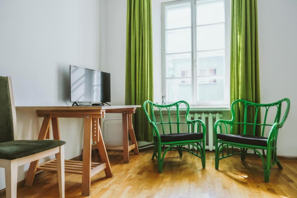 TV a/nebo společenská místnost v ubytování Bookinn B&B Welcome to Vilnius' Old Town