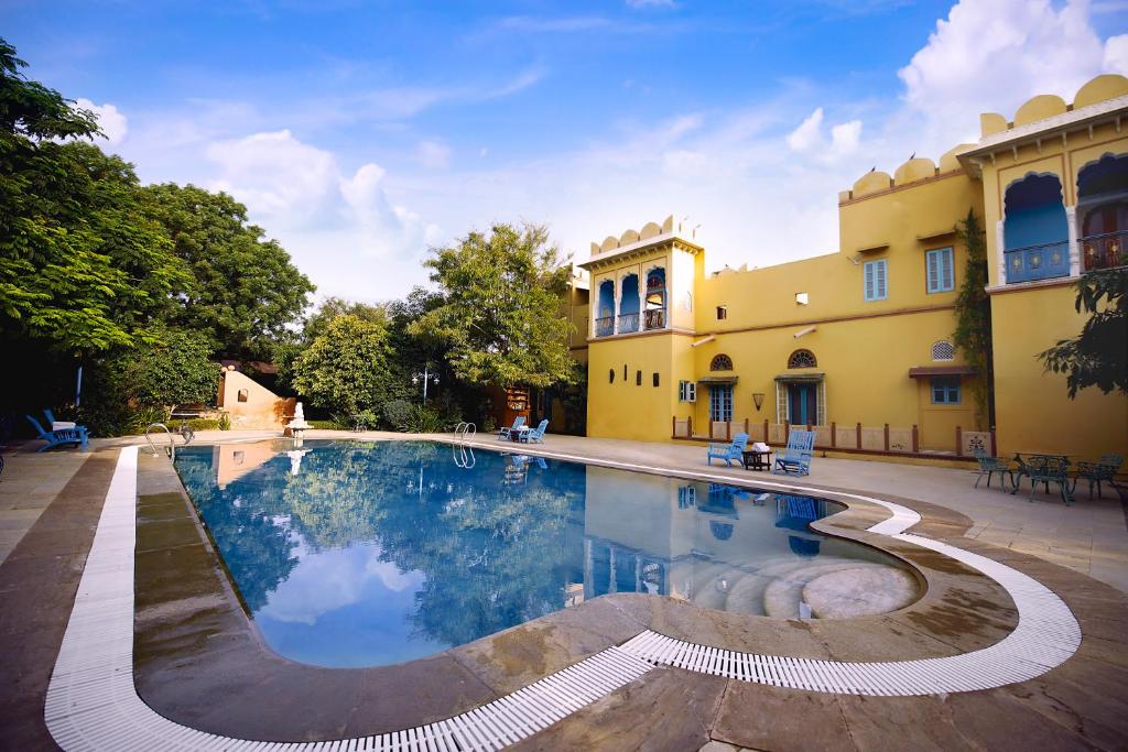 a large swimming pool in front of a building at Castle Kanota in Kānota