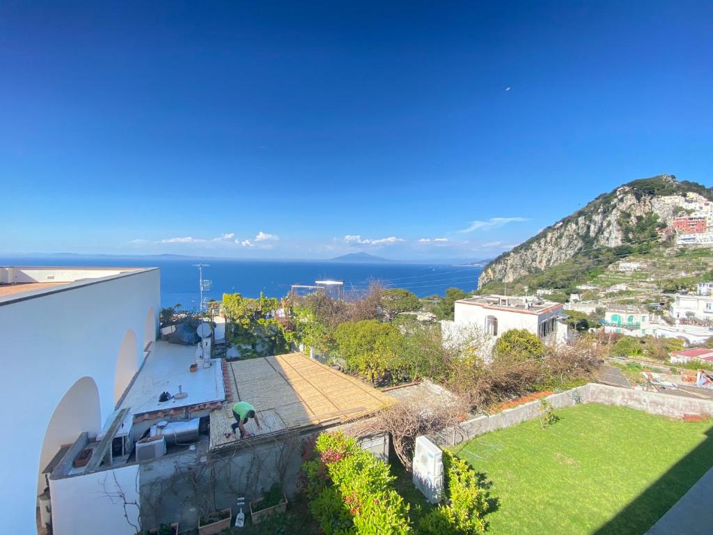 uma vista aérea de um edifício e do oceano em Suite Palazzo Capri - Seaview em Capri