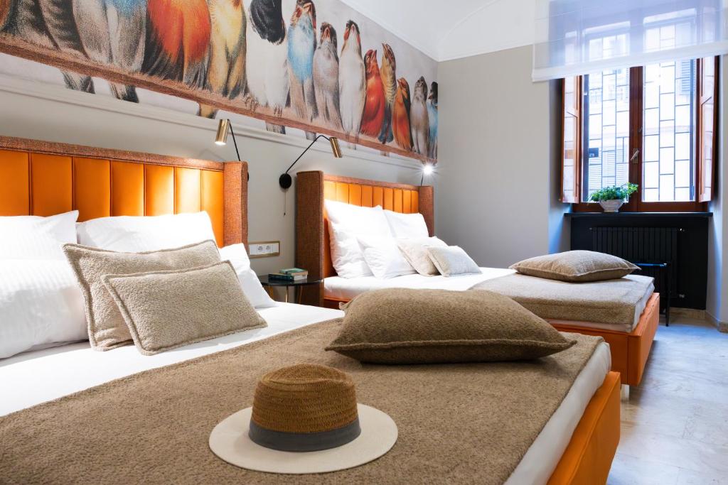 Habitación de hotel con 2 camas con sombrero en Rome City Center Apartment, en Roma
