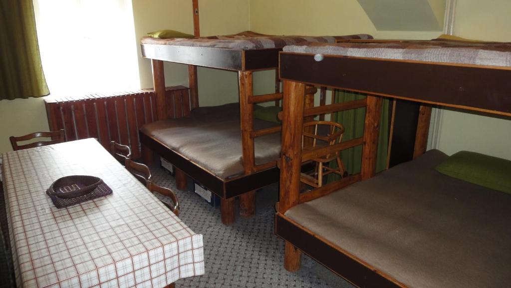 een kamer met 3 stapelbedden en een tafel bij Ranch Eden, Jeseník in Jeseník