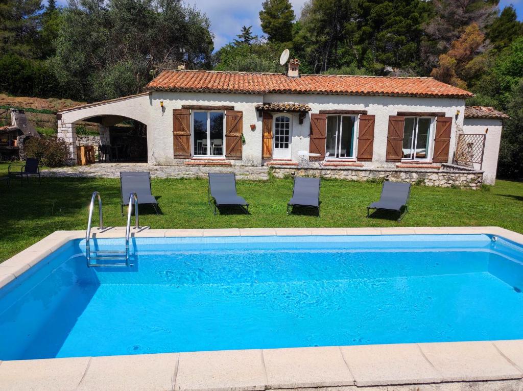 une maison avec une piscine en face d'une maison dans l'établissement Villa Olivaie St Ange, à La Gaude