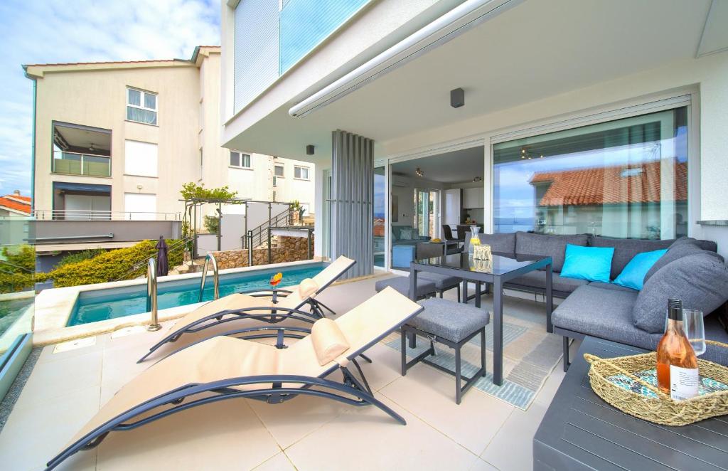 Bazén v ubytovaní VILLA SOLIS LACUS modern Apartment - private heated pool - Smart TV Sky X - Free parking alebo v jeho blízkosti