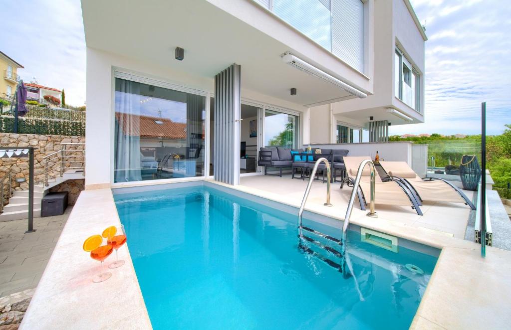 Bazén v ubytovaní VILLA SOLIS LACUS modern Apartment - private heated pool - Smart TV Sky X - Free parking alebo v jeho blízkosti