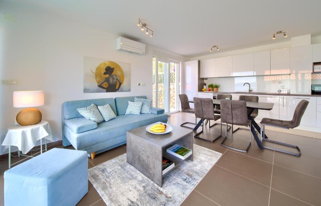 Posedenie v ubytovaní VILLA SOLIS LACUS modern Apartment - private heated pool - Smart TV Sky X - Free parking