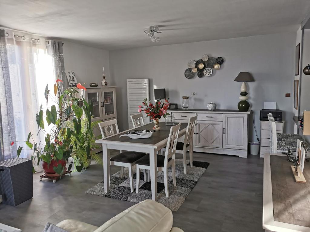 Kuchyňa alebo kuchynka v ubytovaní Villa avec jardin et piscine