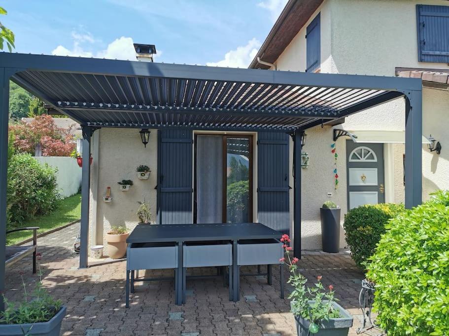 Vonkajšia záhrada v ubytovaní Villa avec jardin et piscine