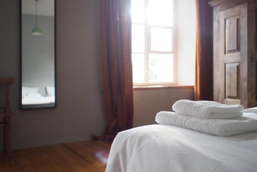 Postel nebo postele na pokoji v ubytování Bookinn B&B Welcome to Vilnius' Old Town