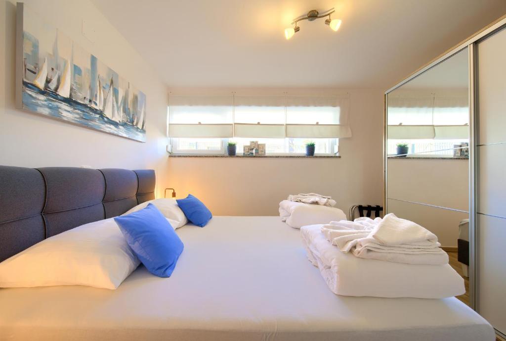 Posteľ alebo postele v izbe v ubytovaní VILLA SOLIS LACUS modern Apartment - private heated pool - Smart TV Sky X - Free parking