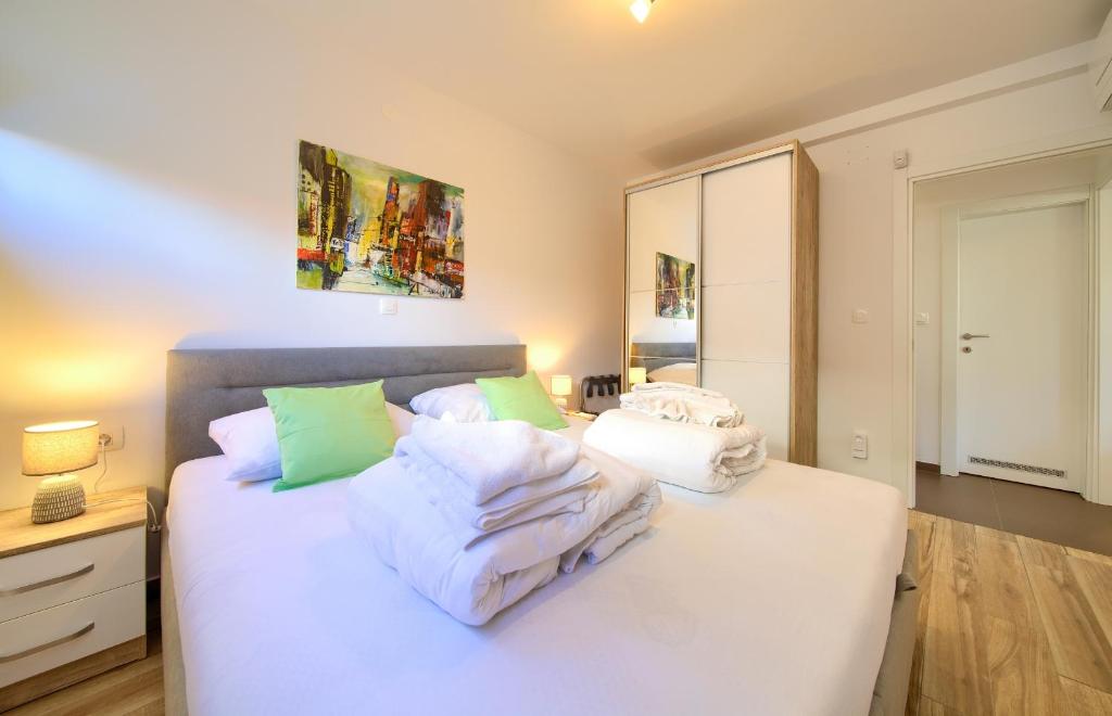 Posteľ alebo postele v izbe v ubytovaní VILLA SOLIS LACUS modern Apartment - private heated pool - Smart TV Sky X - Free parking