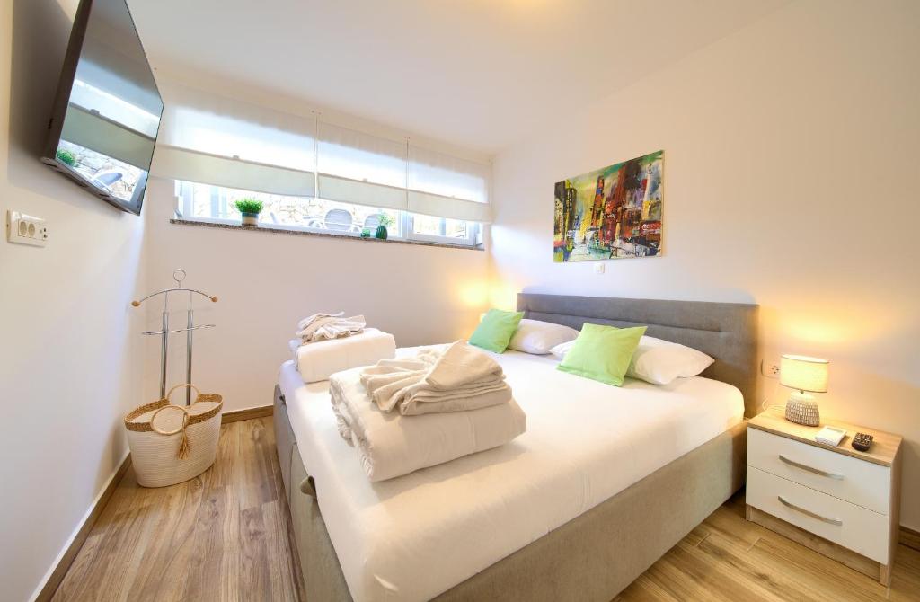 Posteľ alebo postele v izbe v ubytovaní VILLA SOLIS LACUS modern Apartment - private heated pool - Smart TV Sky X - Free parking