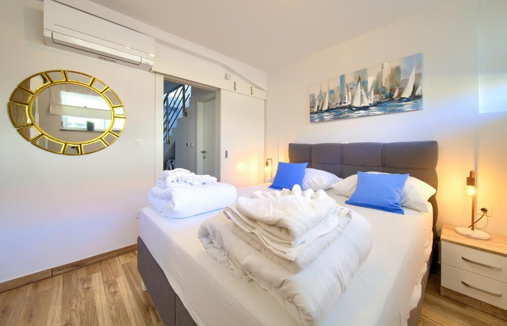 Posteľ alebo postele v izbe v ubytovaní VILLA SOLIS LACUS modern Apartment - private heated pool - Smart TV Sky X - Free parking