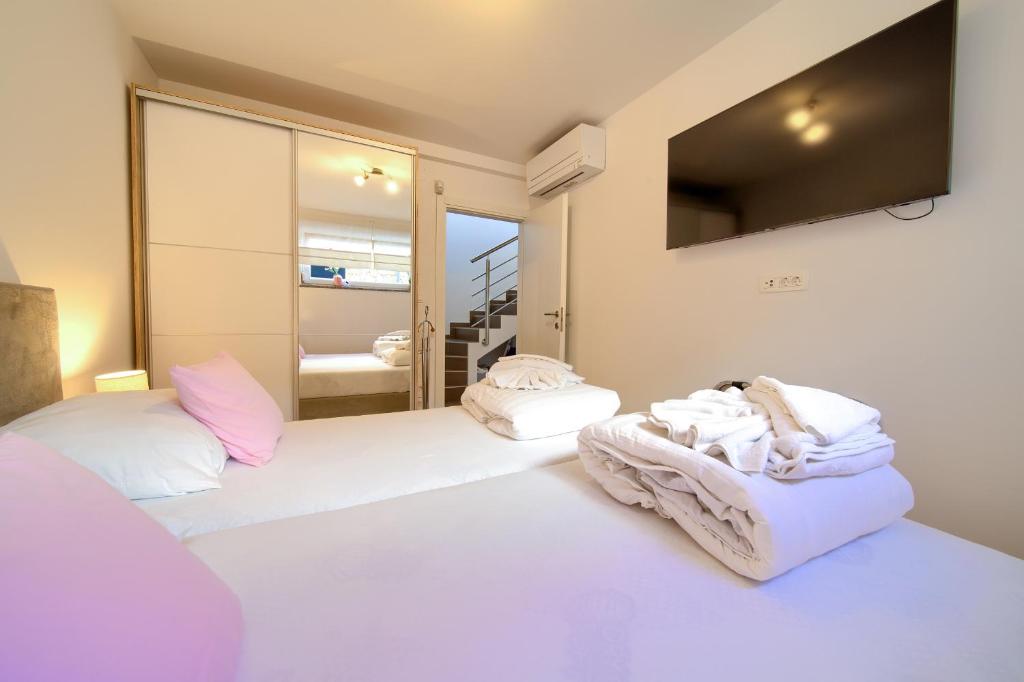 Posteľ alebo postele v izbe v ubytovaní VILLA SOLIS LACUS modern Apartment - private heated pool - Smart TV Sky X - Free parking