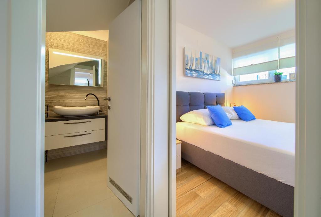 Posteľ alebo postele v izbe v ubytovaní VILLA SOLIS LACUS modern Apartment - private heated pool - Smart TV Sky X - Free parking