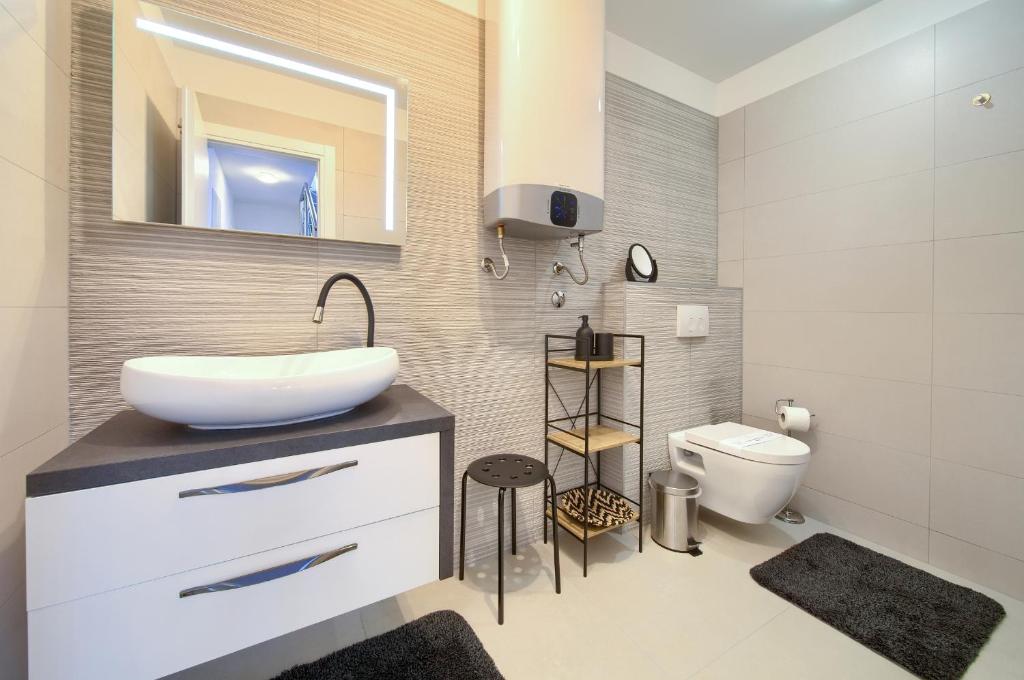 Kúpeľňa v ubytovaní VILLA SOLIS LACUS modern Apartment - private heated pool - Smart TV Sky X - Free parking