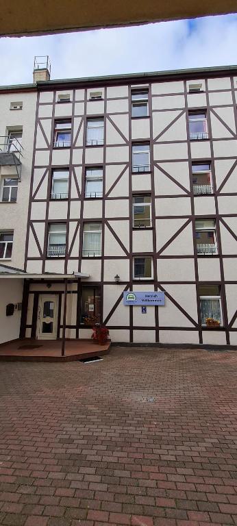 un edificio con una señal delante de él en Hotel Am Sudenburger Hof, en Magdeburgo