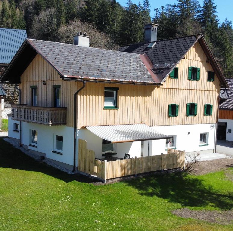 ein großes weißes Haus mit einem Gameradach in der Unterkunft Ferienhaus Mayr in Bad Aussee
