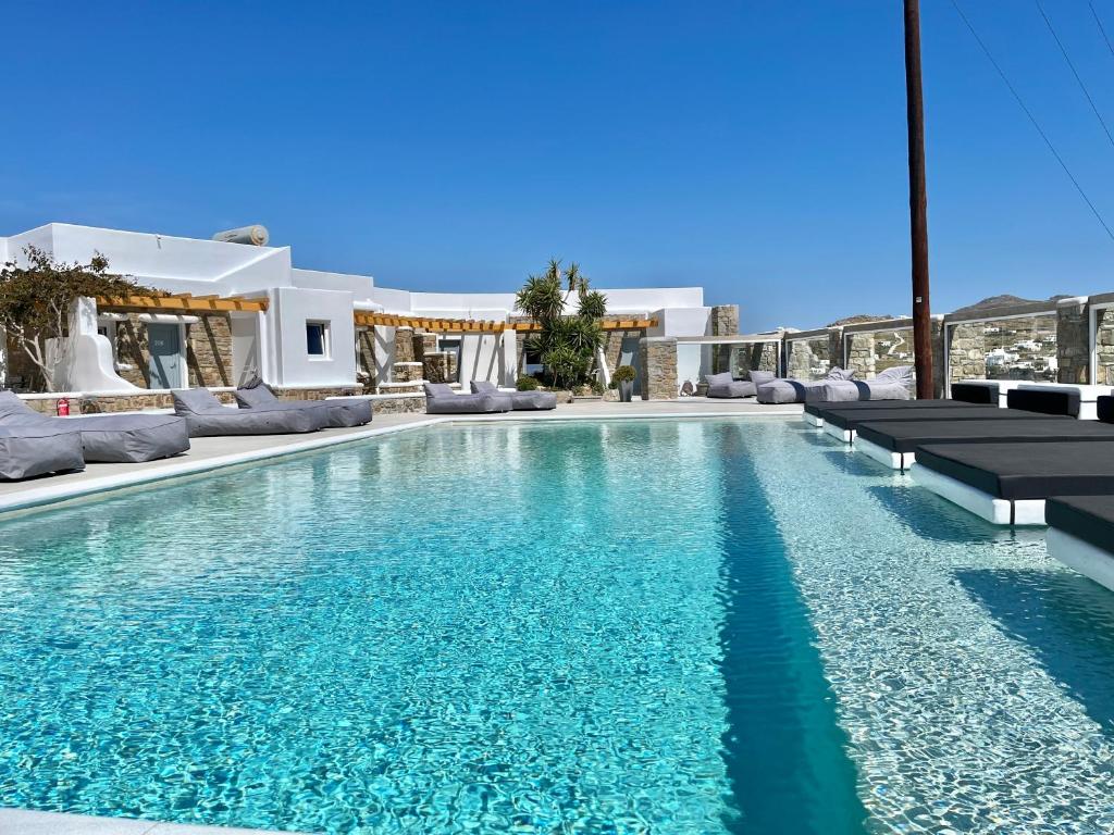 Bazén v ubytování Crystal Suites nebo v jeho okolí