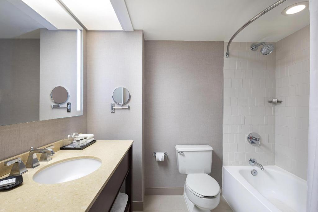 Koupelna v ubytování Sheraton Edison