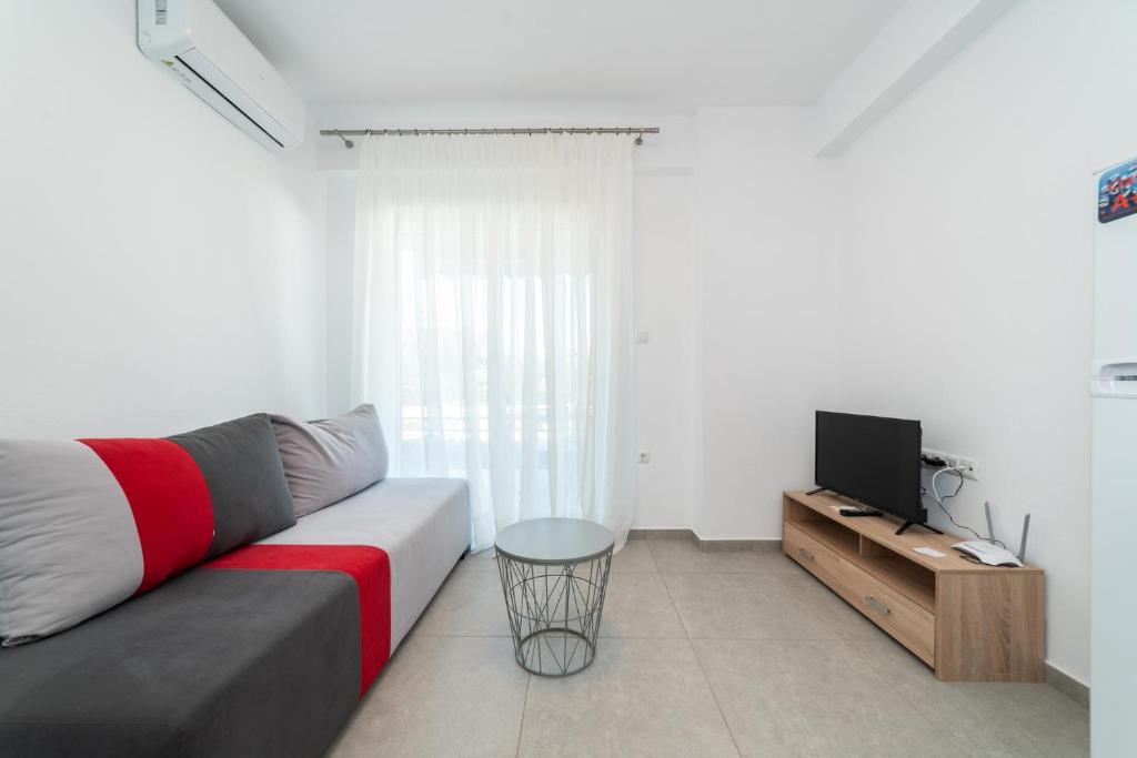 TV a/nebo společenská místnost v ubytování Danai & Palm Residential Complexes