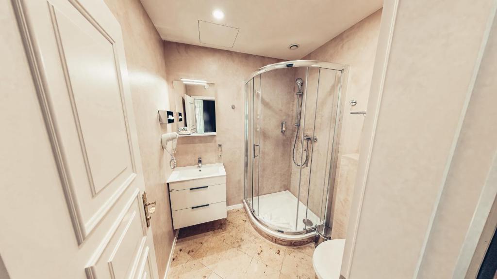 Koupelna v ubytování Alfons Boutique Hotel
